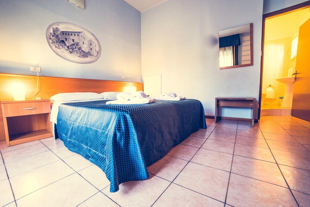 Hotel La Gaietta Millesimo Habitación foto